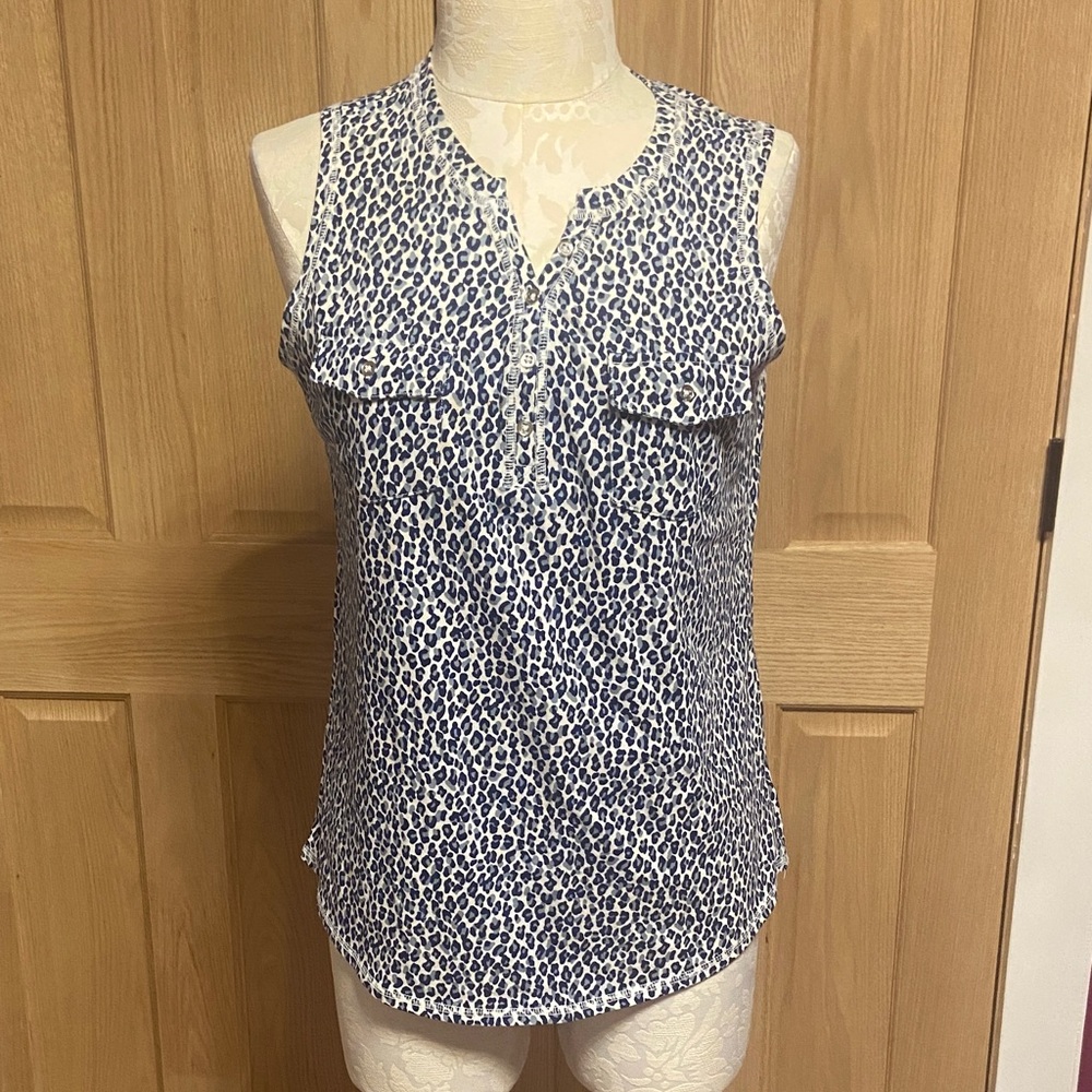 Liz Claiborne White and Blue Patterned Sleeveless Blouse